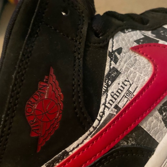 9/10 condition Jordan 1s mid newspaper - Picture 4 of 5